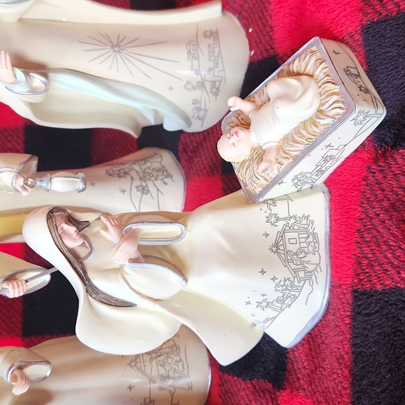 Hawthorne  Village, Christmas Holiday, Off-White Nativity Scene Set Decoration - Picture 2 of 16